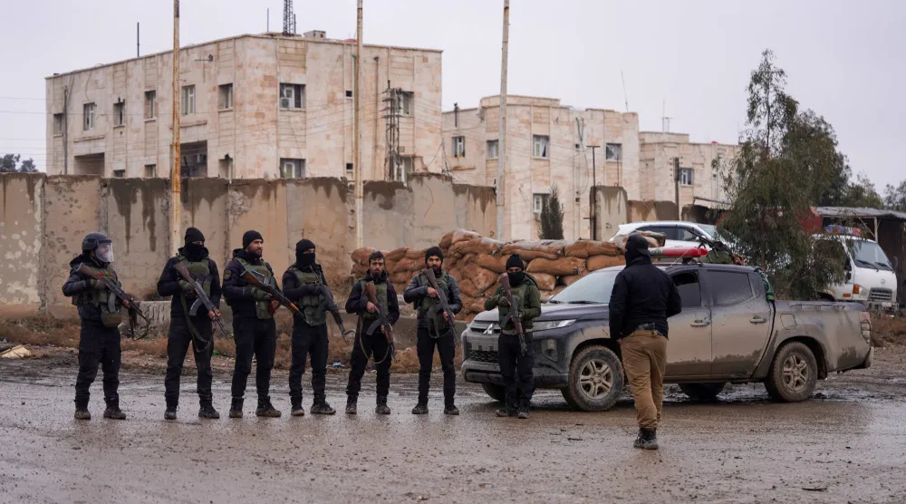 عناصر من القوات الحكومية السورية في محيط سجن الأقطان بمحافظة الرقة في شمال شرقي البلاد (رويترز)