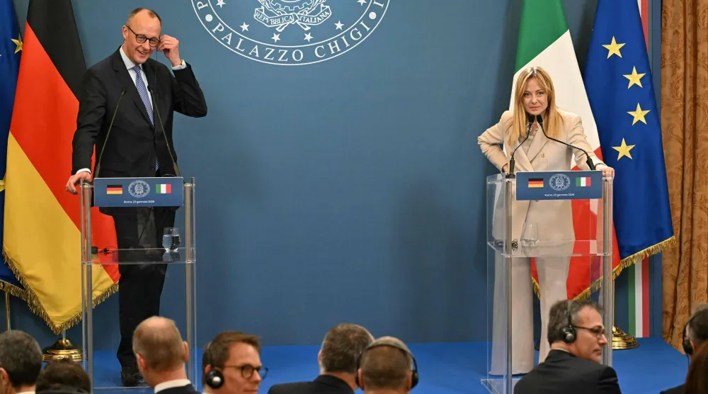 المستشار الألماني فريدريش ميرتس خلال مؤتمر صحافي مشترك مع رئيسة الوزراء الإيطالية جورجيا ميلوني في روما (أ.ف.ب)