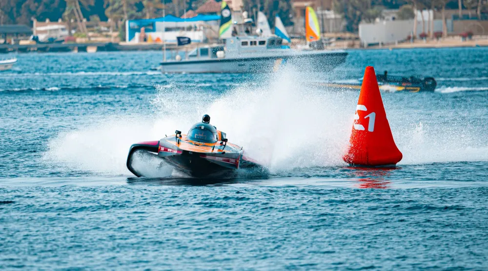 من منافسات الجولة الأولى لبطولة العالم للقوارب الكهربائية في جدة (الشرق الأوسط)