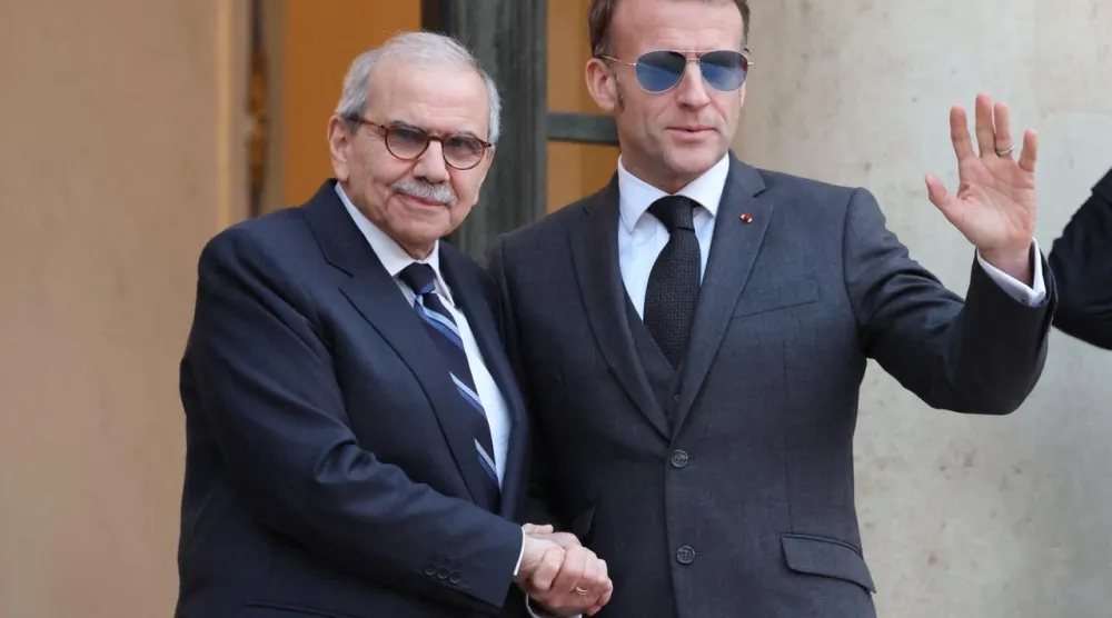 الرئيس الفرنسي إيمانويل ماكرون ورئيس الوزراء اللبناني نواف سلام عند مدخل قصر الإليزيه الرئاسي في باريس (أ.ف.ب)