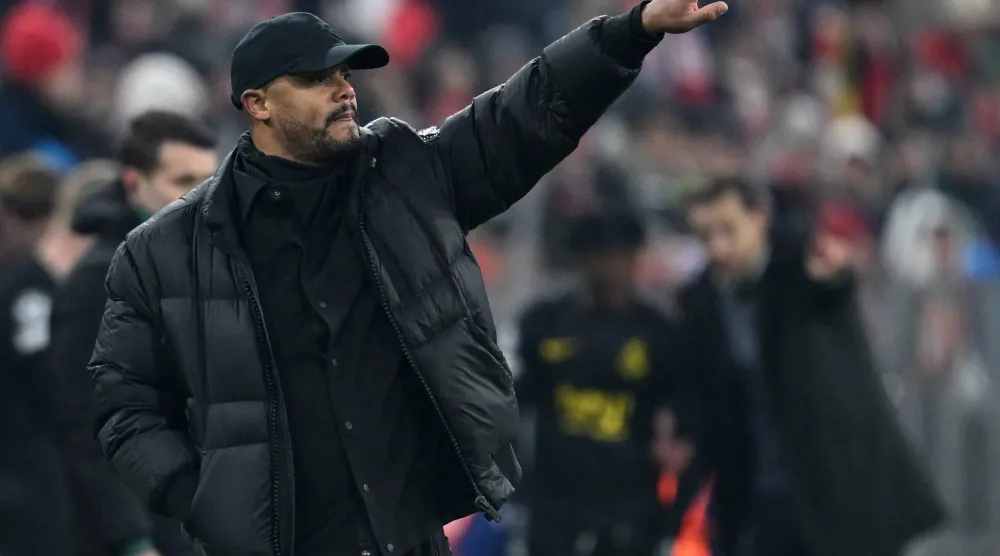 كومباني يوجه لاعبيه خلال المواجهة الأوروبية الأخيرة (رويترز)