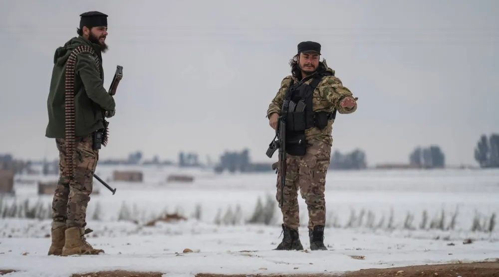 جنديان سوريان قرب مدينة الحسكة في شمال شرقي سوريا (إ.ب.أ)