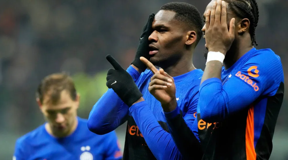  أنج يوان بوني لاعب الأنتر يحتفل بهدفه مع تورام (أ.ب)