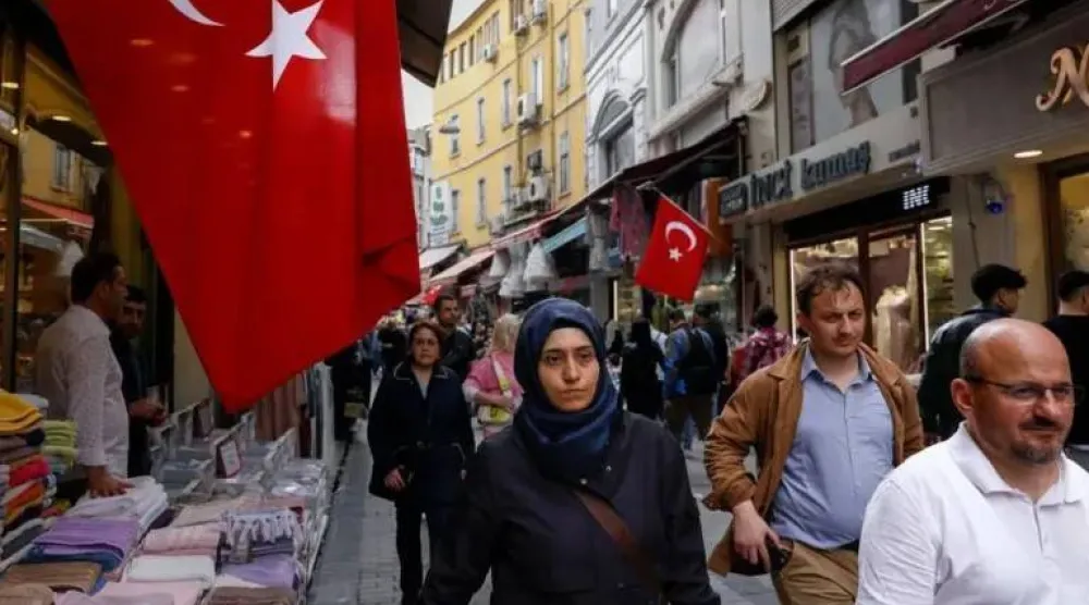 متسوقون في منطقة أمينونو في إسطنبول (رويترز)