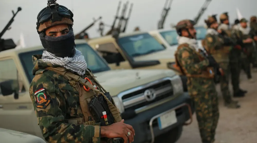 Irak'ın batısındaki el-Kaim'de, Irak-Suriye sınırındaki beton bir duvarın yanında Haşdi Şabi güçleri, (DPA)