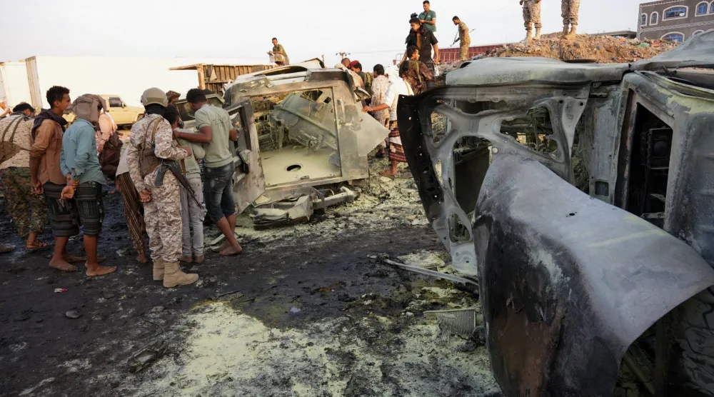 جانب من آثار تفجير سيارة مفخخة استهدف موكب قائد عسكري يمني رفيع شمال عدن (رويترز)