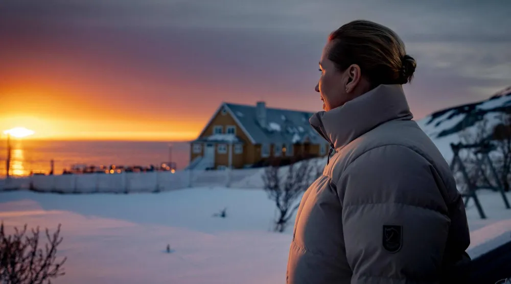 رئيسة وزراء الدنمارك ميته فريدريكسن في غرينلاند (أ.ف.ب)