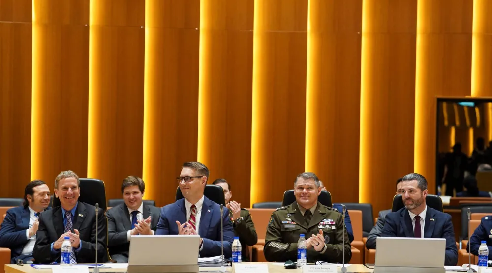 الطاقم الأميركي في مجموعة العمل المشتركة بين نيجيريا والولايات المتحدة (رويترز)