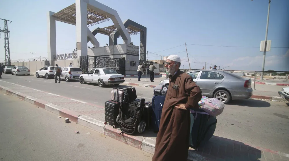 مسافرون على الجانب الفلسطيني من معبر رفح البري - 14 أكتوبر 2023 (د.ب.أ)