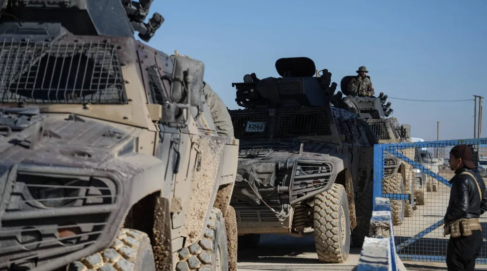 قوات الأمن السورية خلال دخولها مخيم «الهول» الذي يضم عائلات عناصر تنظيم «داعش» الإرهابي في الحسكة شمال شرقي سوريا (د.ب.أ)