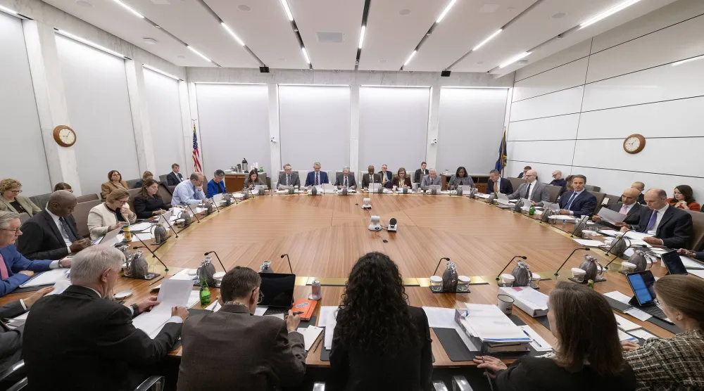 اللجنة الفيدرالية للسوق المفتوحة خلال اجتماعها في نوفمبر الماضي برئاسة باول (الفيدرالي)