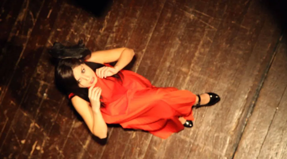 أنجيلا في أحد عروضها المسرحية (أنجيلا الحداد)