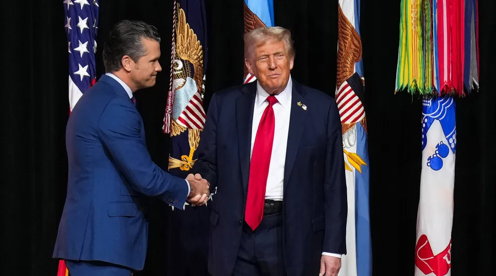 ترمب وهيغسيث في اجتماع الجنرالات بكوانتيكو - 30 سبتمبر 2025 (أ.ب)