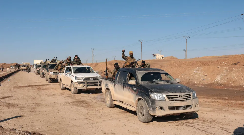 جنود من الجيش السوري يقومون بدورية في ريف محافظة الحسكة (إ.ب.أ)