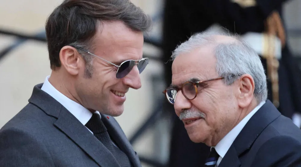 الرئيس الفرنسي إيمانويل ماكرون يستقبل رئيس الحكومة اللبنانية نواف سلام في قصر الإليزيه الجمعة (أ.ف.ب)