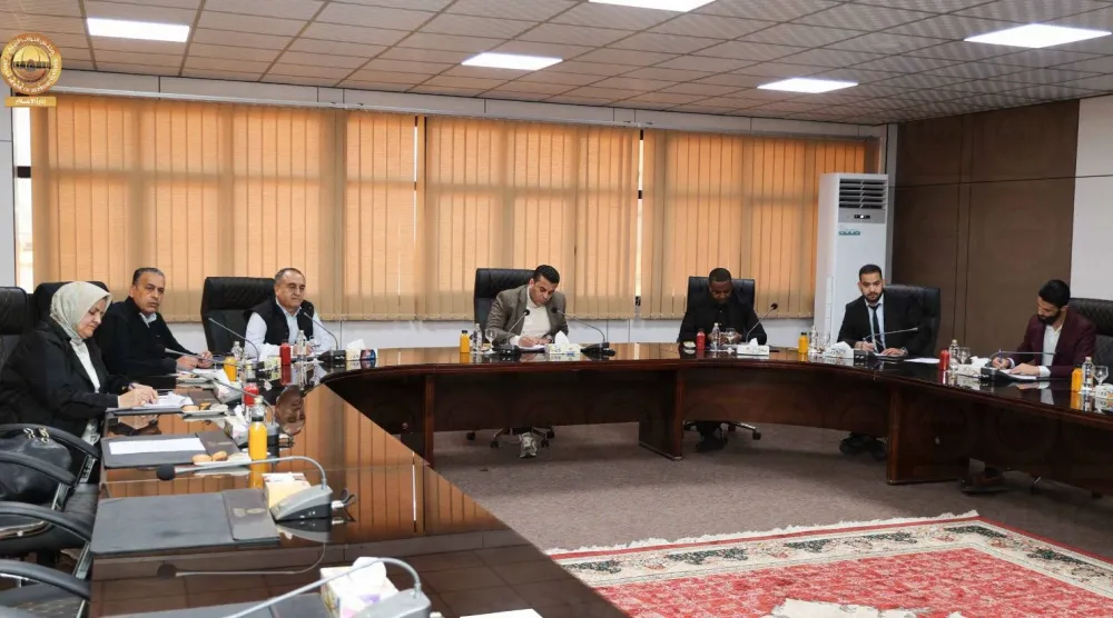 أعضاء بمجلس النواب الليبي في اجتماع لجنة برلمانية لمناقشة أزمة السيولة (المكتب الإعلامي للمجلس)