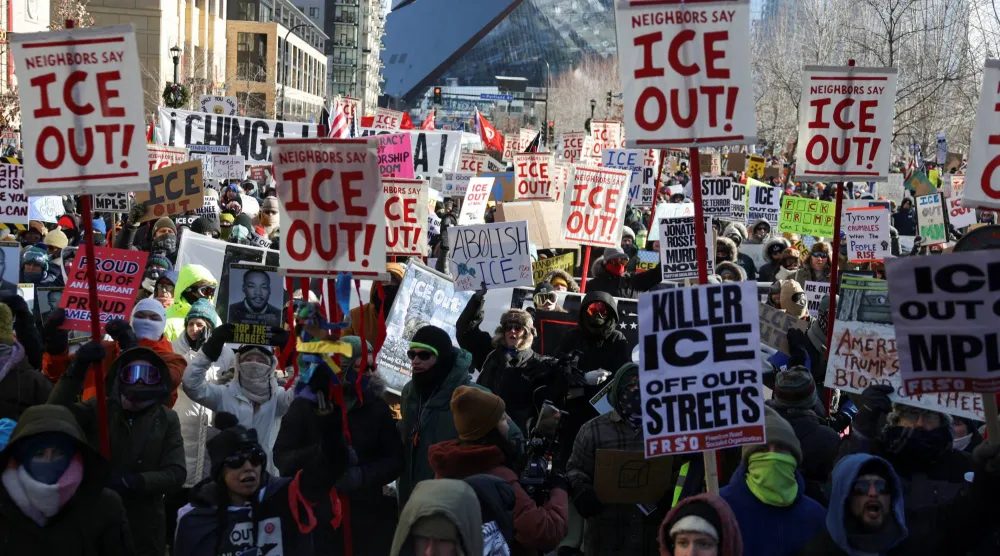 المتظاهرون في مسيرة احتجاجية في يوم إضراب عام للاحتجاج على نشر الرئيس الأميركي دونالد ترمب لآلاف من ضباط إنفاذ قوانين الهجرة في شوارع مدينة مينيابوليس (رويترز)