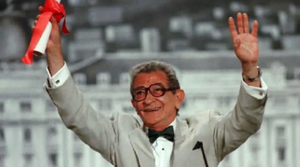 يوسف شاهين كان أكثر مخرج شاركت أفلامه بمهرجان كان (آي إم دي بي)