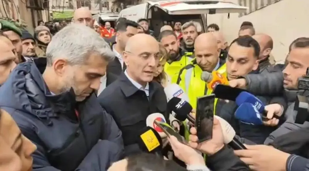 وزير الداخلية اللبناني أحمد الحجار يتفقد المباني المنهارة في طرابلس بشمال لبنان (الوكالة الوطنية)