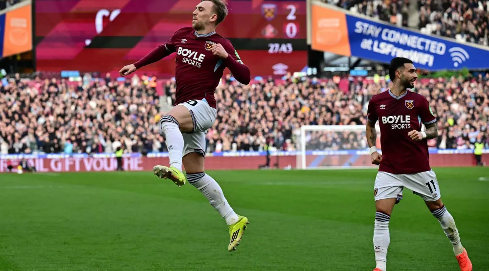 غارود بوين يحتفل بالتسجيل في مرمى سندرلاند (أ.ف.ب)