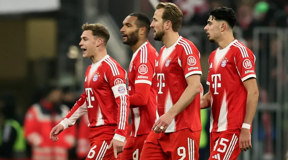 خيبة الأمل على وجوه لاعبي بايرن ميونيخ بعد الهزيمة من أوغسبورغ (إ.ب.أ)