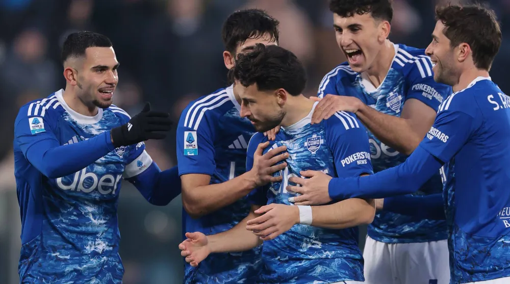 فرحة لاعبي كومو بالفوز الكاسح على تورينو (د.ب.أ)