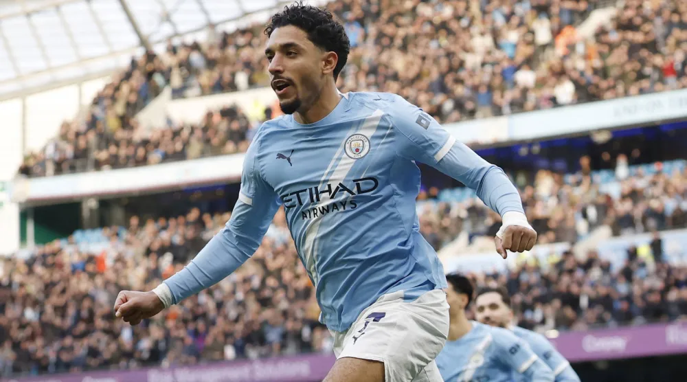 المصري عمر مرموش يحتفل بهدفه المبكر في مرمى «الوولفز» (رويترز)