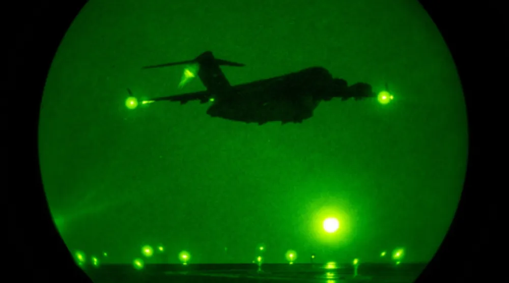 طائرة شحن عسكرية أميركية من طراز «سي 17 غلوبماستر» خلال الإقلاع من أحد المطارات (القيادة المركزية الأميركية عبر منصة «إكس»)