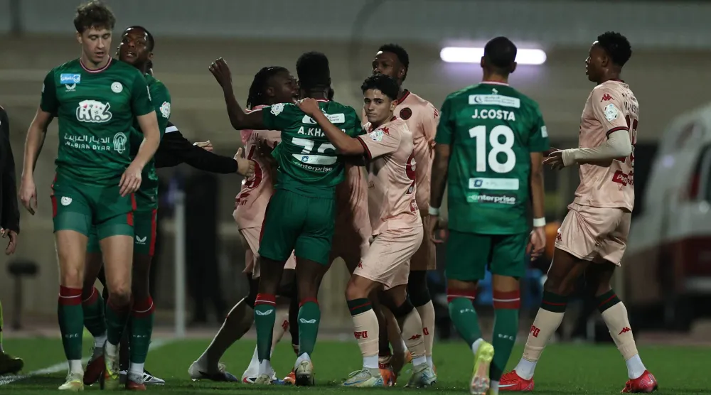 جانب من الاشتباكات التي شهدتها المباراة (تصوير: سعد العنزي)