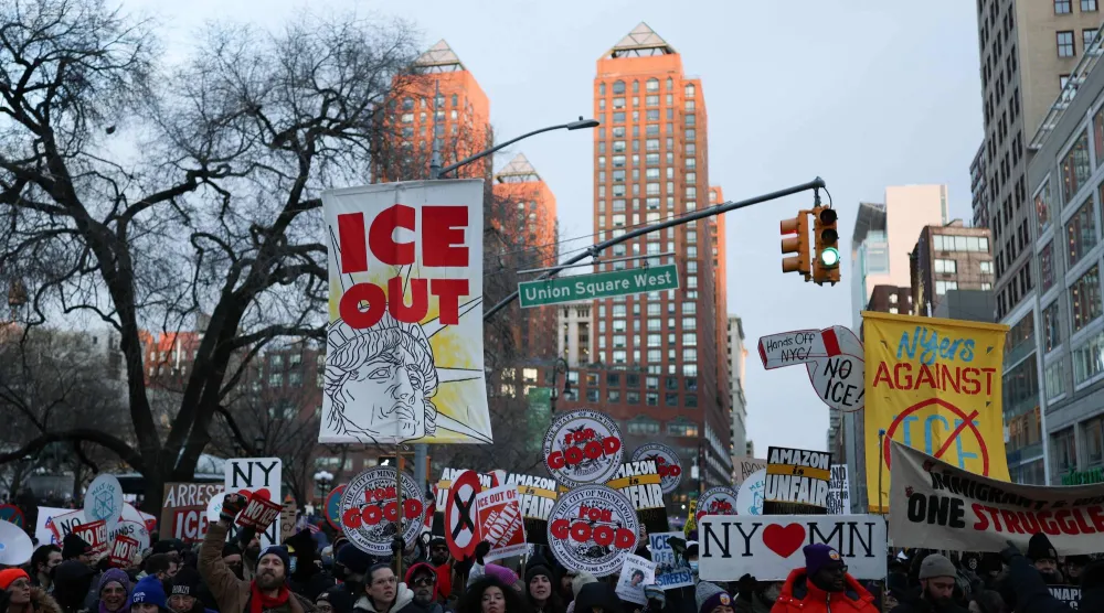 مظاهرة في نيويورك الجمعة ضد إدارة الهجرة والجمارك تضامناً مع مينيابوليس (أ.ب)