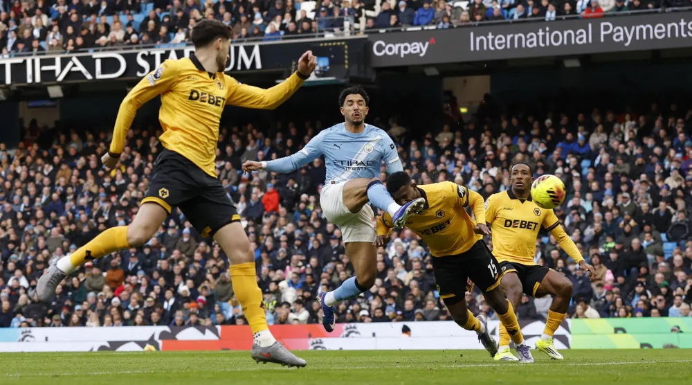 تسديدة مرموش لاعب مانشستر سيتي في طريقها لتعانق شباك وولفرهامبتون (رويترز)