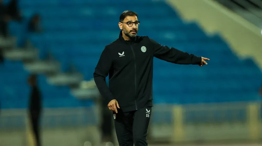 الشهري يوجّه لاعبيه خلال المباراة (تصوير: سعد العنزي)