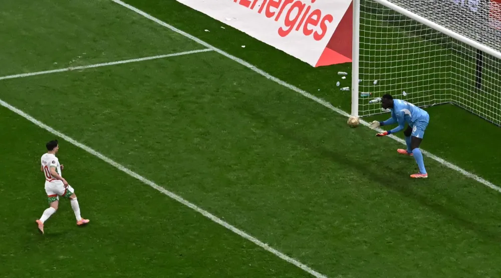 حارس السنغال د ميندي يتصدى لتسديدة دياز (أ.ف.ب)