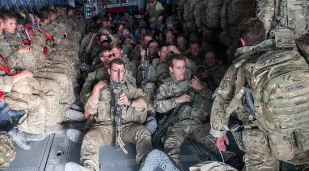 جنود بريطانيون يغادرون أفغانستان عام 2021 (رويترز)