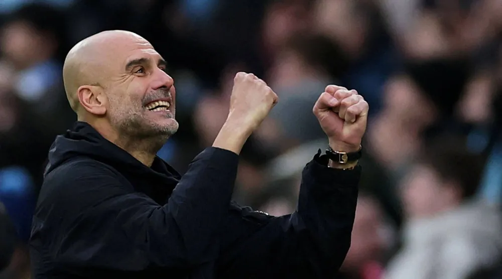 غوارديولا محتفلاً بالفوز على وولفرهامبتون (رويترز)