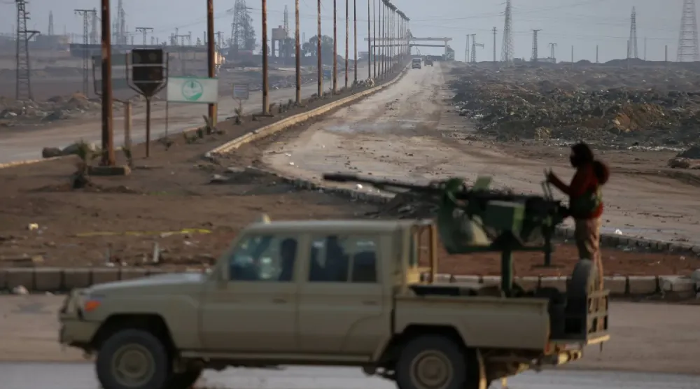 Haseke'de Suriye Demokratik Güçlerine (SDD) ait bir kamyon, cephe hatlarına giden bir yolun üstünde duruyor. (AP)