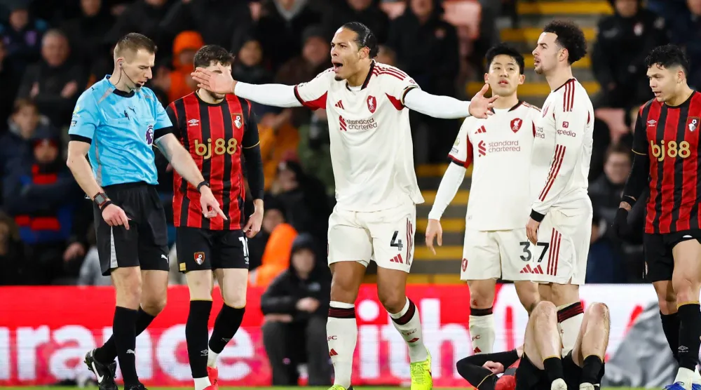 فان دايك يعترض على أحد قرارات حكم المباراة (إ.ب.أ)