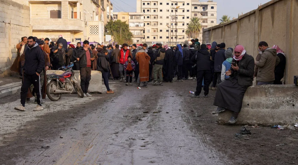 تجمع لأقارب المعتقلين الذين أُفرج عنهم من سجن الأقطان في الرقة (رويترز)