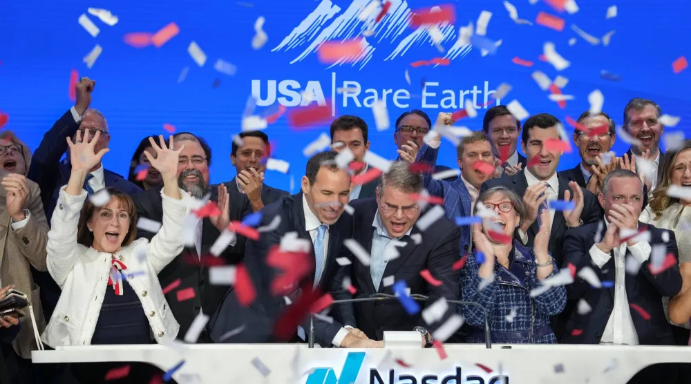 مسؤولون بـ«يو إس إيه رير إيرث» يقرعون جرس افتتاح بورصة ناسداك في مارس الماضي خلال أول يوم للشركة بوصفها شركة عامة (إكس)