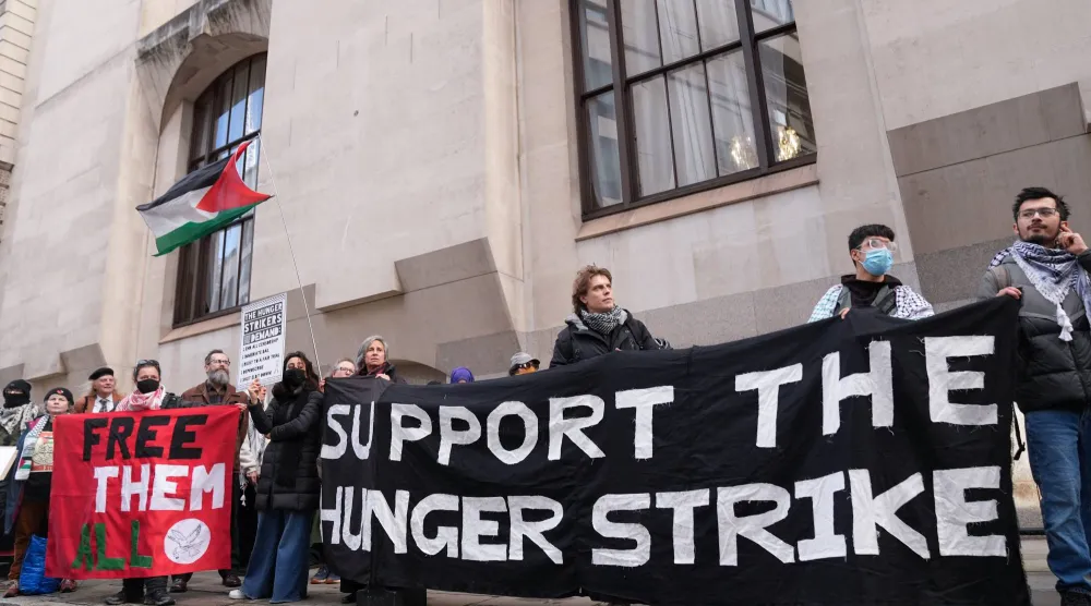 رفع المتظاهرون لافتات خلال احتجاجهم أمام «محكمة أولد بيلي» في لندن يوم 16 يناير 2026 بعد أن دفع 4 نشطاء مؤيدين للفلسطينيين ببراءتهم من تهمة اقتحام قاعدة جوية عسكرية بريطانية (رويترز)