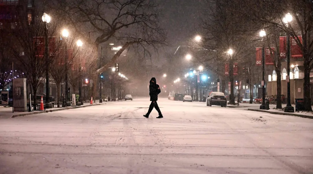الثلوج تغطي أحد شوارع العاصمة الأميركية واشنطن (أ.ف.ب)