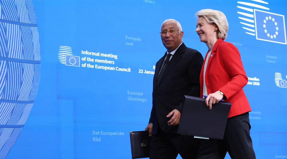 كوستا وفون دير لاين يغادران بعد ختام قمة الاتحاد الأوروبي في بروكسل يوم 23 يناير (أ.ب)