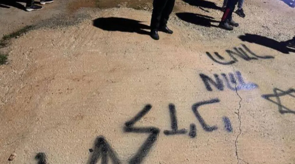 شعارات خطّها مستوطنون إسرائيليون بعد هجومهم على قرية عطارة الفلسطينية شمال رام الله (وسائل تواصل اجتماعي)