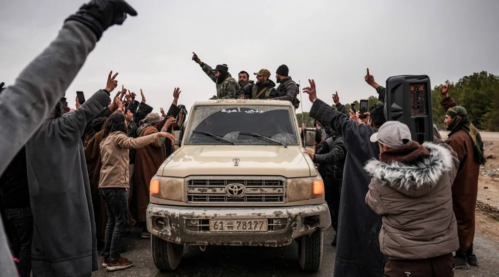 قوات سورية في مسكنة بريف حلب الشرقي بعد انحساب «قسد» يوم 17 يناير 2026 (د.ب.أ)