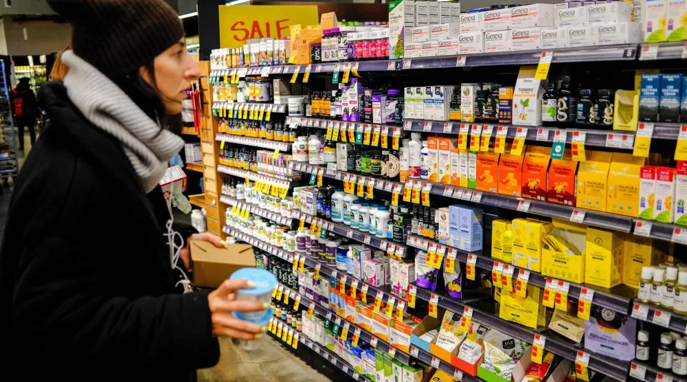 سيدة تتسوق لشراء فيتامينات من محل في نيويورك (أ.ف.ب)