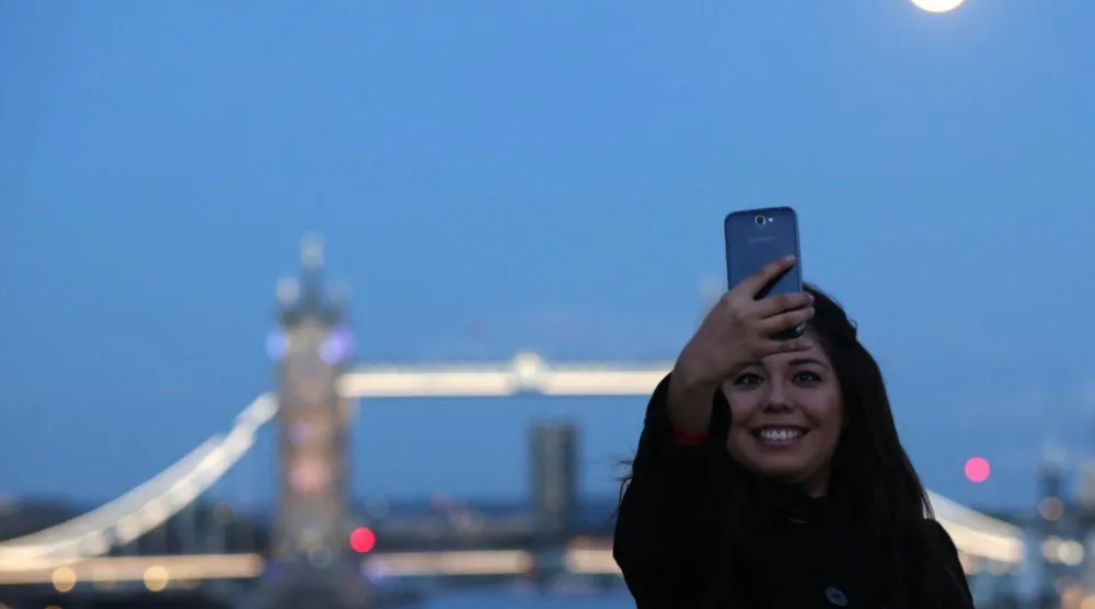 أطفال الأمهات اللواتي يعشقن التقاط صور «السيلفي» يكونون أكثر عرضة للتفكير في عمليات التجميل (رويترز)