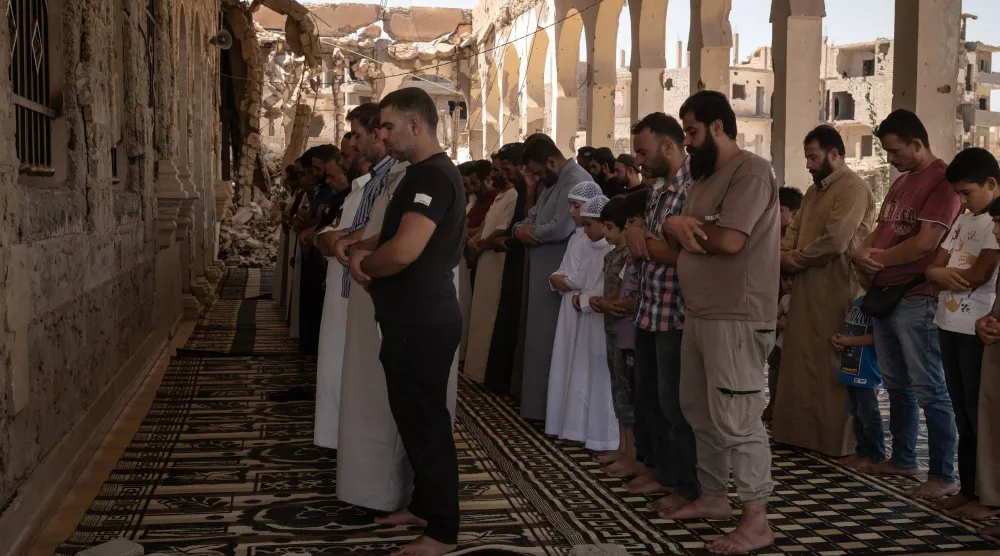 صلاة الجمعة في مدينة دير الزور الشرقية التي وصفها برنامج للأمم المتحدة بأنها المدينة الأكثر تضرراً في سوريا في 22 أغسطس 2025 (نيويورك تايمز)
