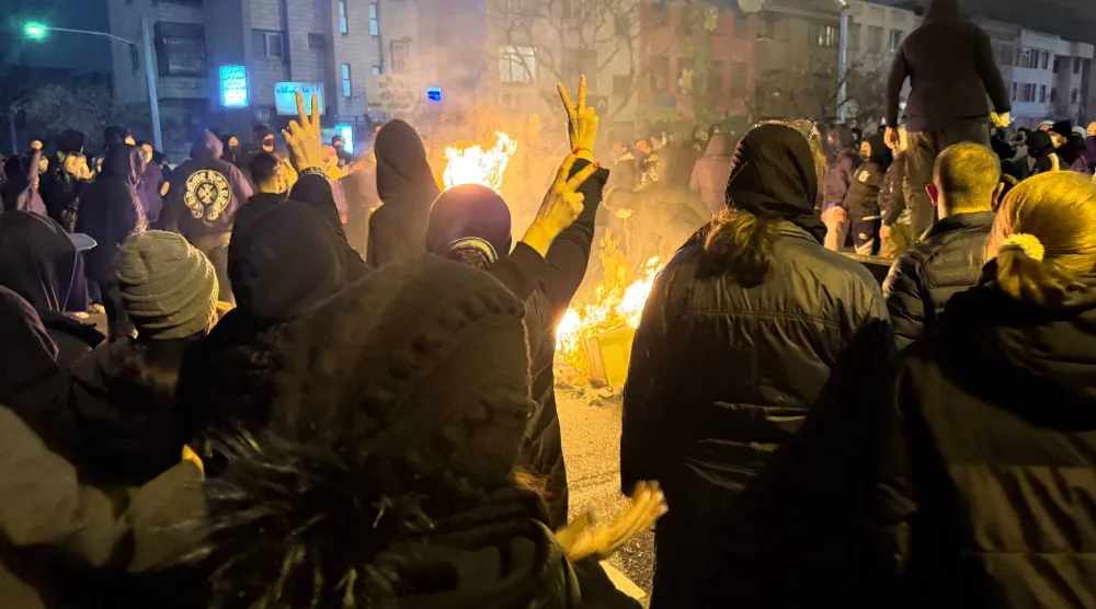 إيرانيون في مظاهرة مناهضة للحكومة في طهران 9 يناير 2026 (أ.ب)