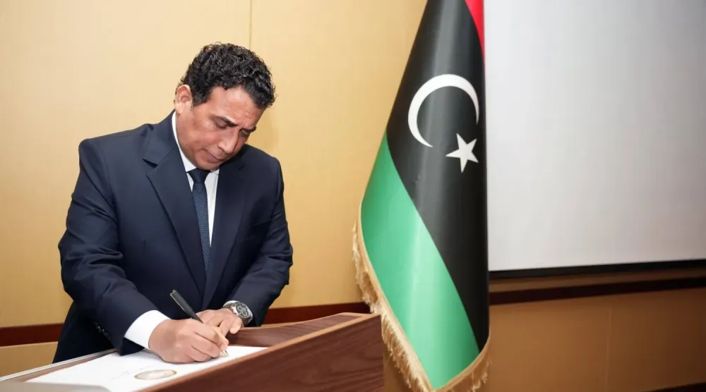 المنفي لحظة توقيع ميثاق «المصالحة الوطنية» 14 يناير (مكتب المنفي)