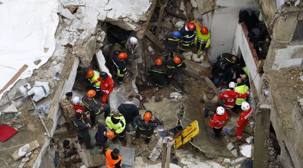 عمليات بحث متواصلة تحت أنقاض المباني المنهارة في طرابلس (د.ب.أ)
